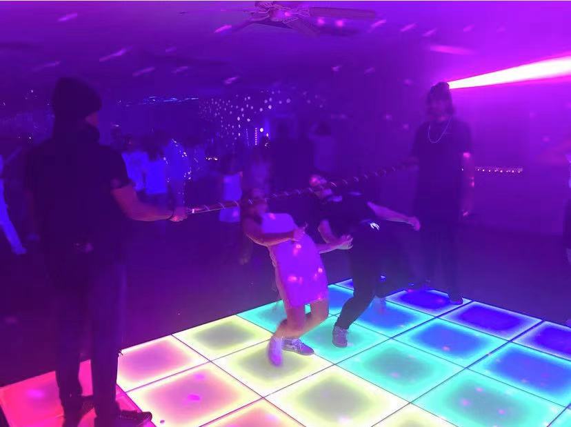 Baldosas de vidrio templado de lujo con luz, alfombrilla de baile sin costuras
